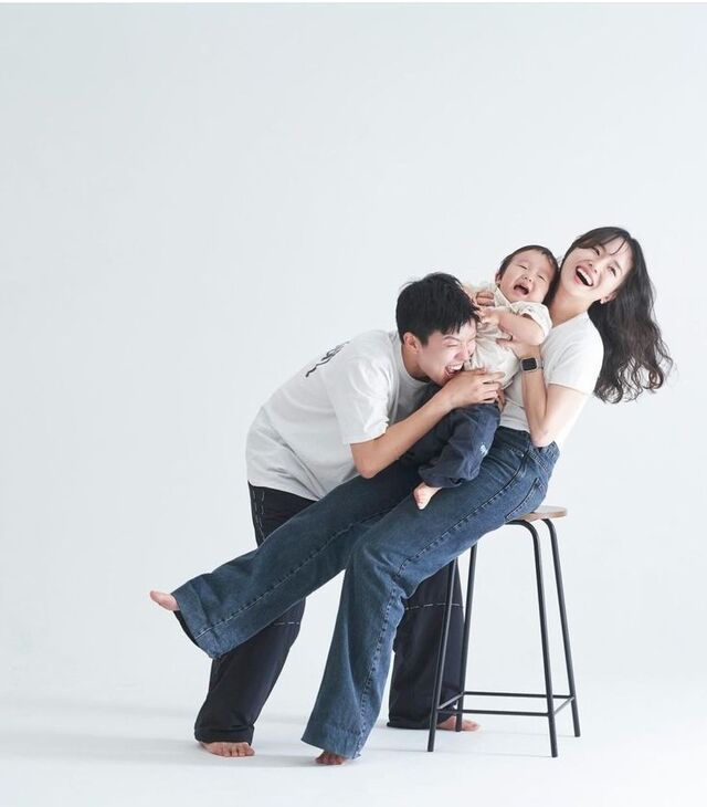 Hình ảnh gia đình hạnh phúc theo phong cách ngẫu hứng