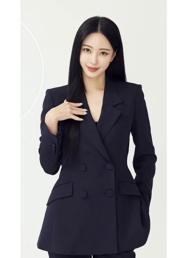 Ảnh doanh nhân nữ mặc vest sang trọng