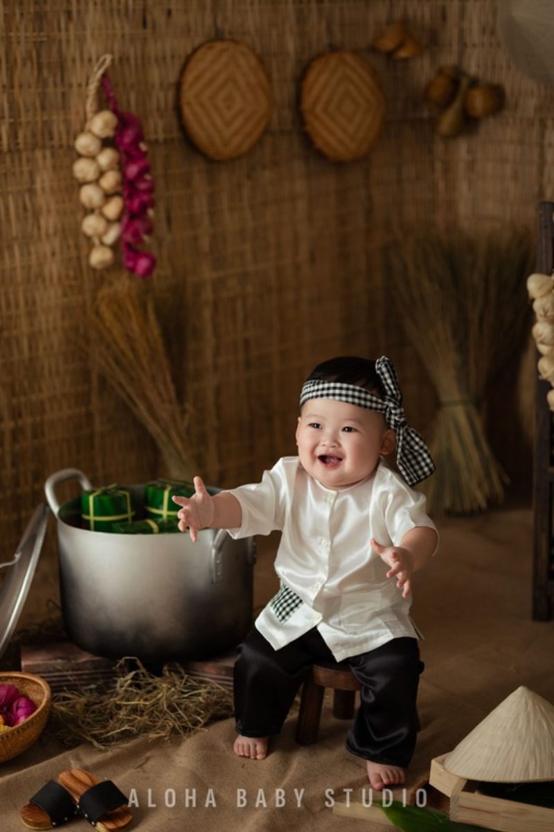 Chụp ảnh bé trai mặc áo bà ba