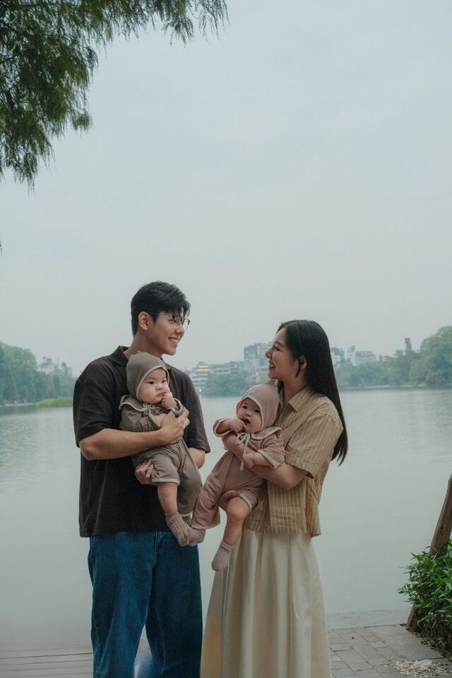 Hinh ảnh gia đình hạnh phúc khi nhìn nhau cười