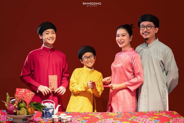 Hình ảnh gia đình bên nhau trong bộ ảnh truyền thống