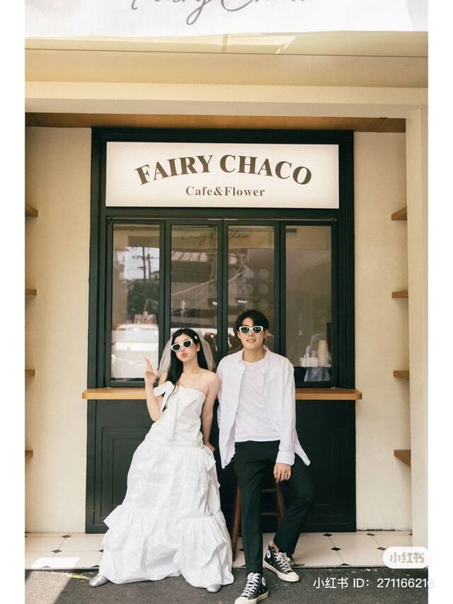 Ảnh couple cute chụp ở quán cà phê, công viên