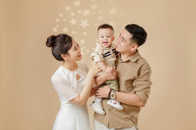 Ảnh gia đình nhìn nhau đầy yêu thương và cảm xúc
