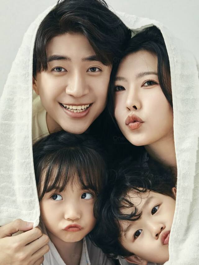 Hình gia đình 4 người cute, đáng yêu