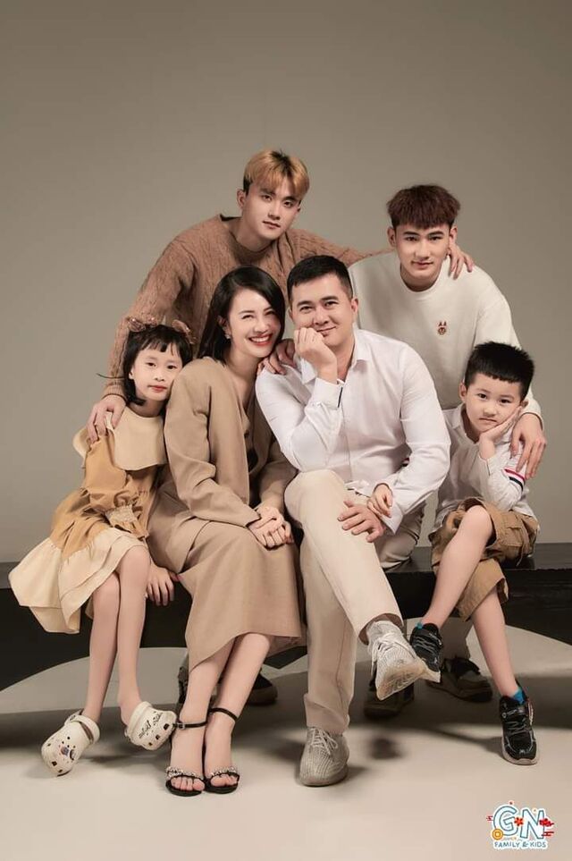 Hình ảnh gia đình bên nhau đông thành viên đoàn viên