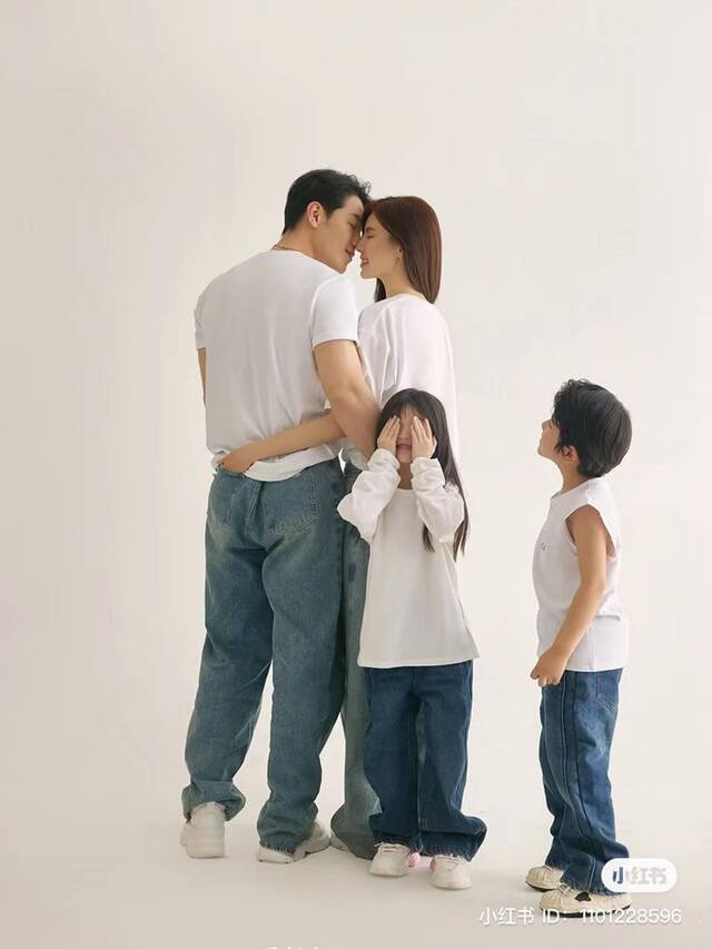 Hình gia đình đẹp ghi lại khoảnh khắc ngẫu nhiên, chân thật