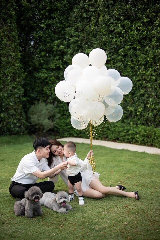 Hình ảnh gia đình cute chụp ngoại cảnh ánh sáng tự nhiên