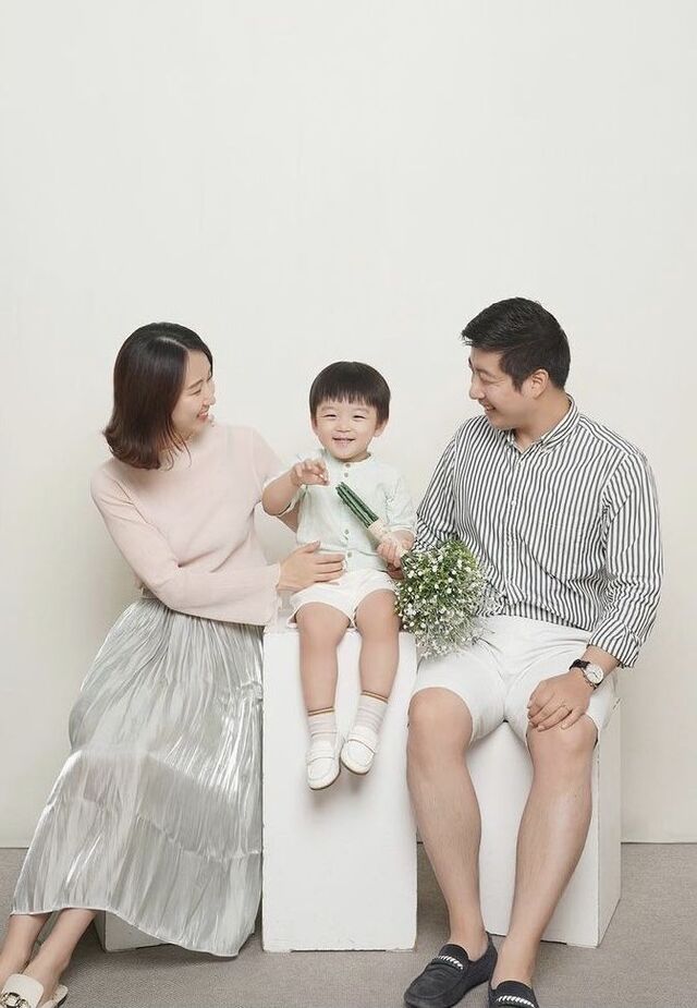 Hình ảnh gia đình hạnh phúc với ánh mắt chan chứa yêu thương