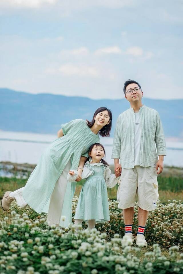 Ảnh gia đình hạnh phúc ngoại cảnh dưới ánh nắng nhẹ