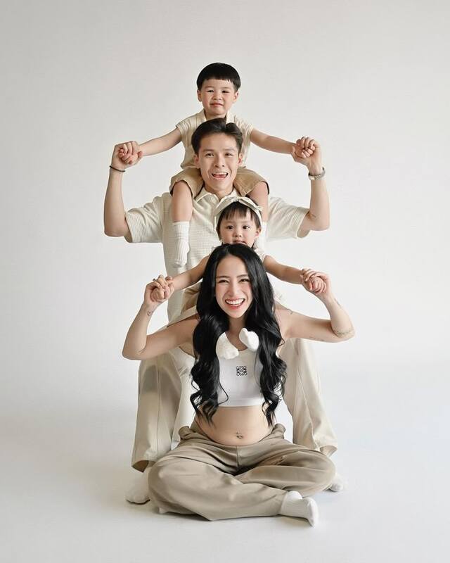 Hình ảnh gia đình 4 người đẹp, hiện đại