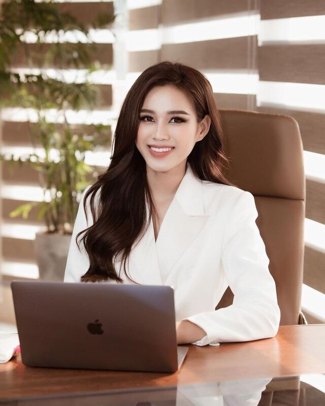 Hình doanh nhân nữ cười tự tin, ánh mắt quyết đoán