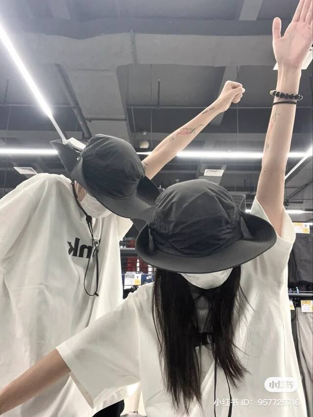 Ảnh selfie couple giấu mặt