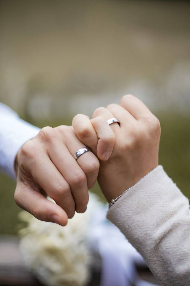 Ảnh couple đeo nhẫn, nắm tay, ôm nhau dễ thương