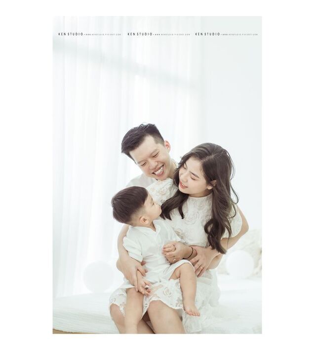 Hình gia đình đẹp, nhìn nhau ngập tràn cảm xúc