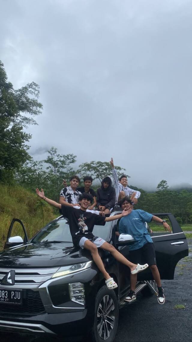 Ảnh selfie nhóm nam đi phượt, dã ngoại