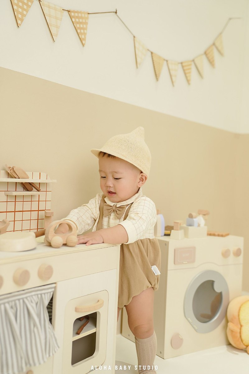 Chụp ảnh bé trai với các vật dụng nhà bếp và nguyên liệu nấu ăn