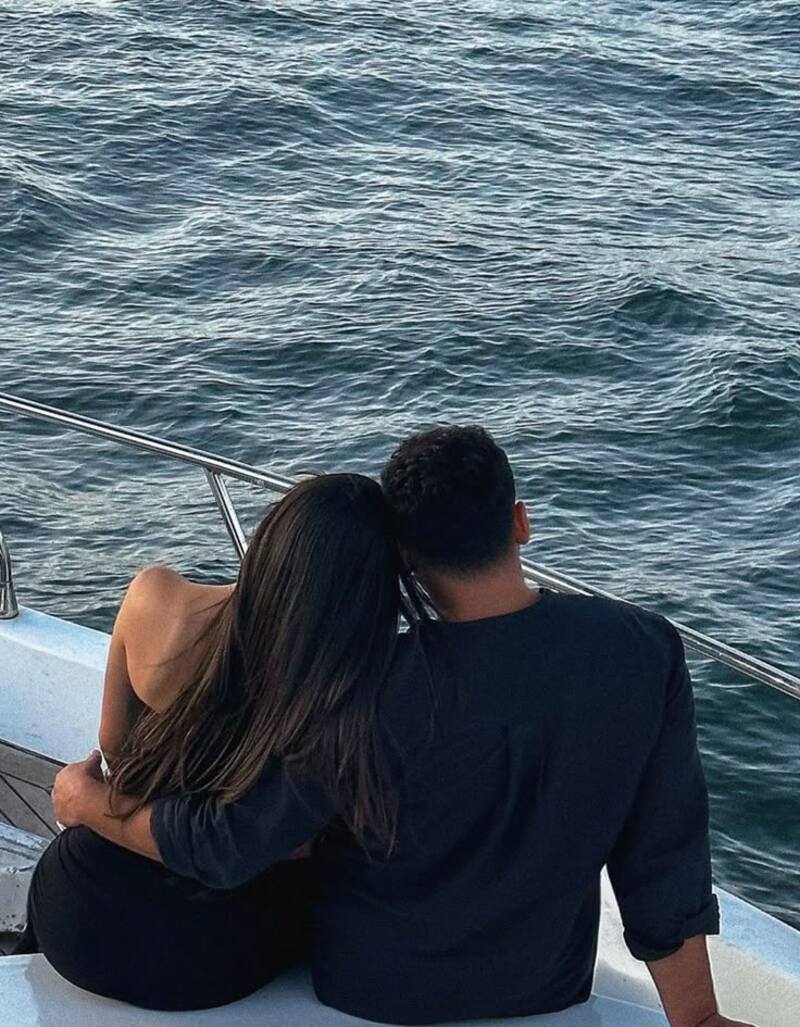 Chụp ảnh couple giấu mặt tựa vai nhau
