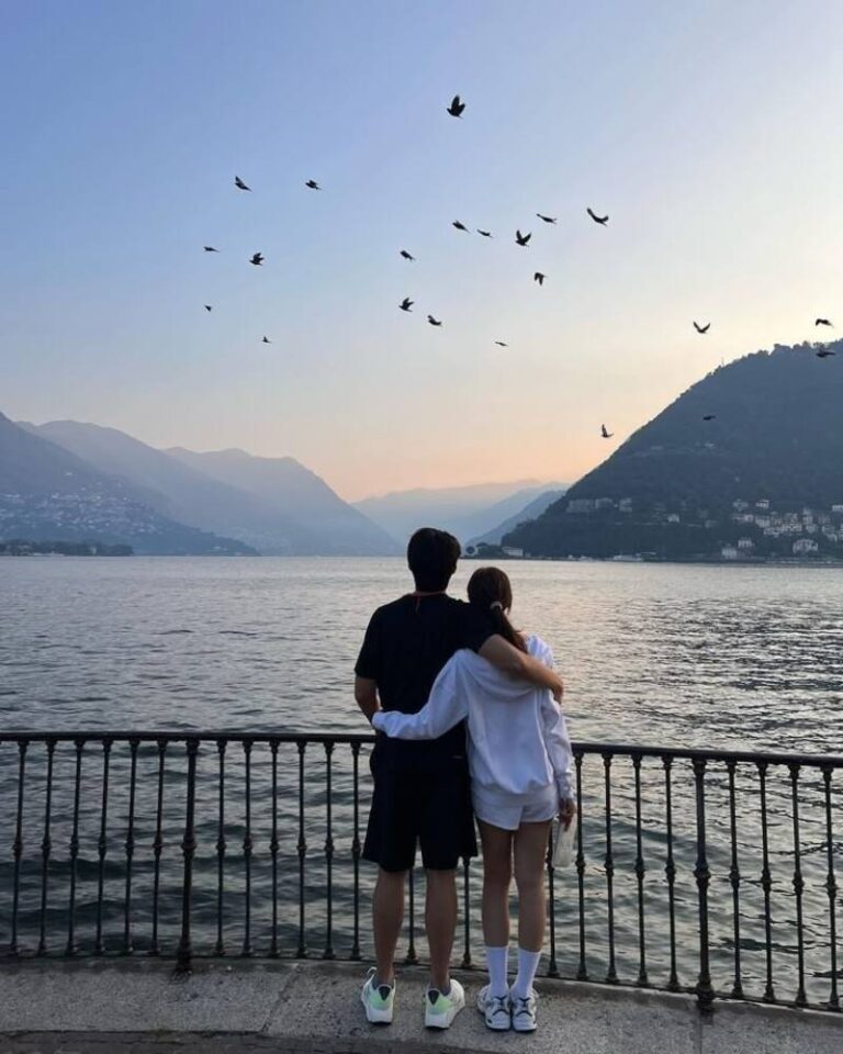 Chụp ảnh cặp đôi giấu mặt khi yêu xa