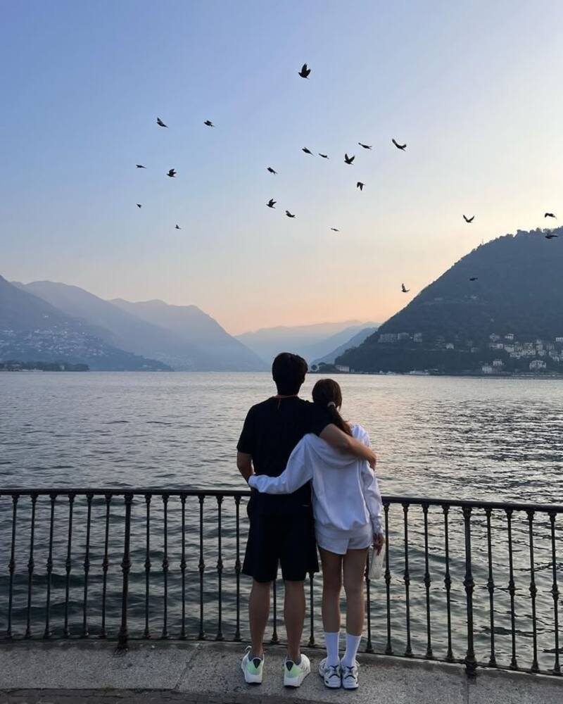 Chụp ảnh couple giấu mặt trước gương