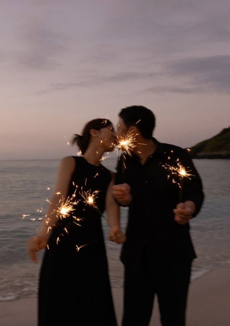 Chụp hình couple giấu mặt cùng phụ kiện