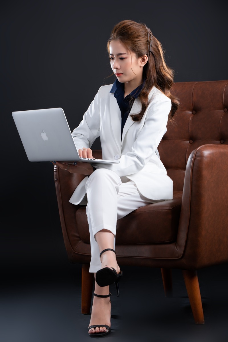 Cách tạo dáng ngồi làm việc chuyên nghiệp (nguồn ảnh: Internet)