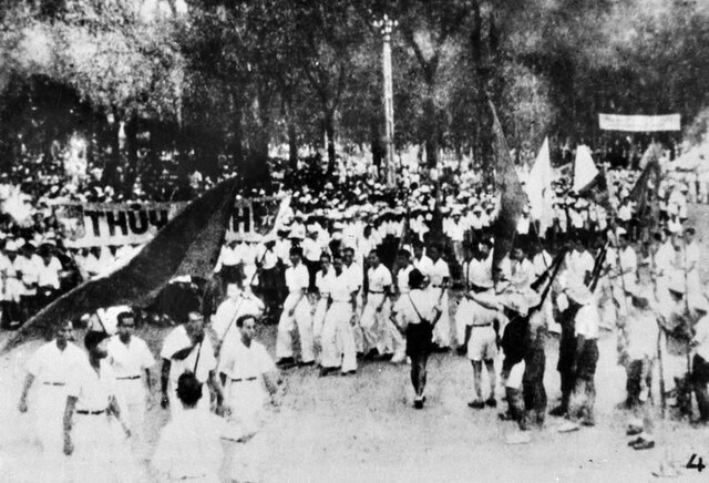 Nhân dân Thừa Thiên Huế tham gia giành chính quyền và kéo vào cửa Thượng Tứ ngày 23/8/1945