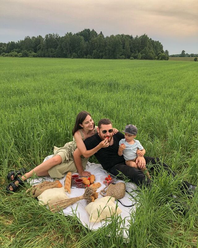 Hinh ảnh gia đình hạnh phúc đi picnic cùng nhau