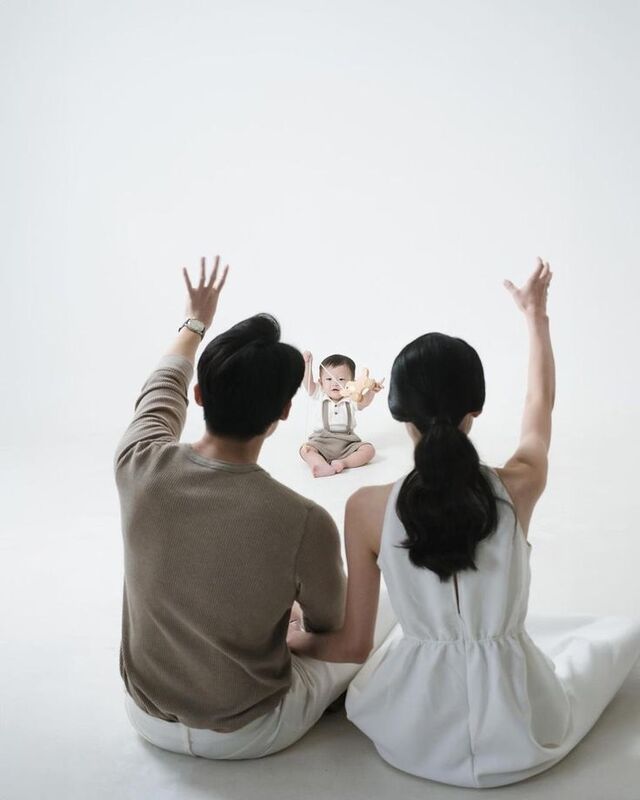 Kiểu ảnh gia đình nhìn nhau trìu mến, đầy cảm xúc