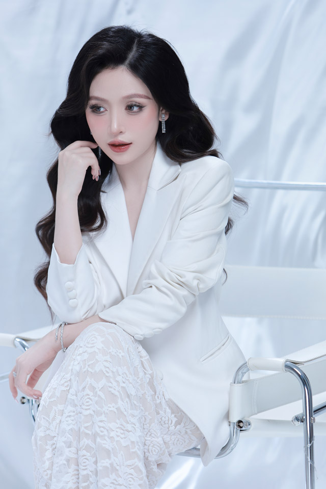 Tạo dáng chụp ảnh profile doanh nhân nữ