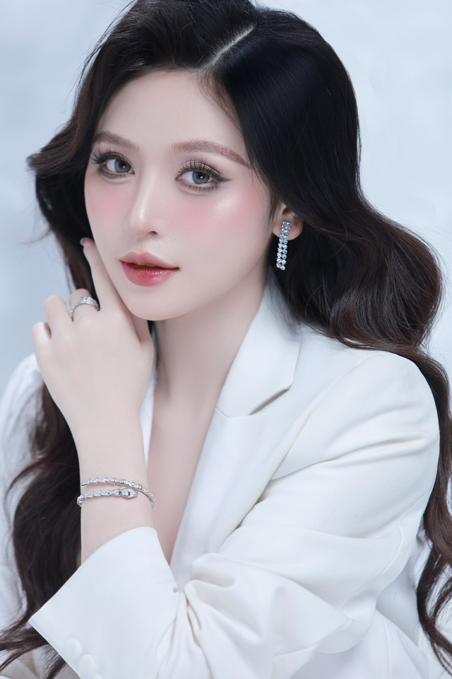 Hình chân dung nữ doanh nhân với ánh sáng studio
