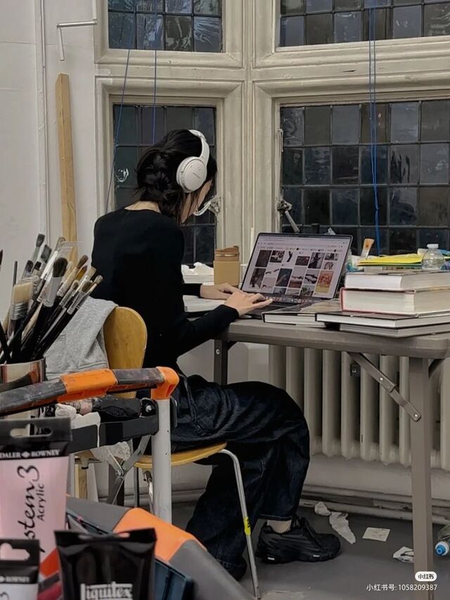 Hình nữ doanh nhân trẻ tại quán cà phê, coworking space