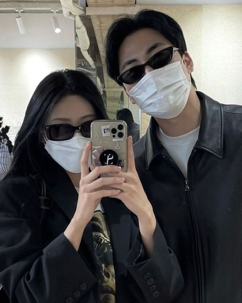 Tạo dáng chụp ảnh couple giấu mặt khi selfie cùng nhau