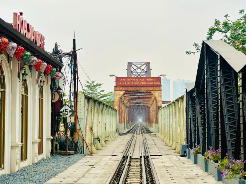 Ga Gia Lâm và Ga Long Biên ( Nguồn ảnh: Sưu tầm )