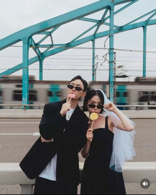 Ảnh couple trong dịp kỷ niệm, du lịch đầy cảm xúc