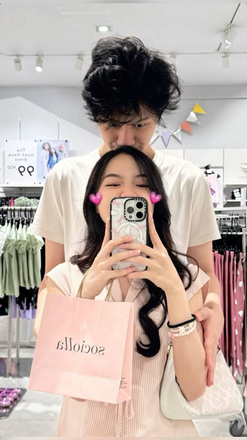 Dùng sticker để che mặt