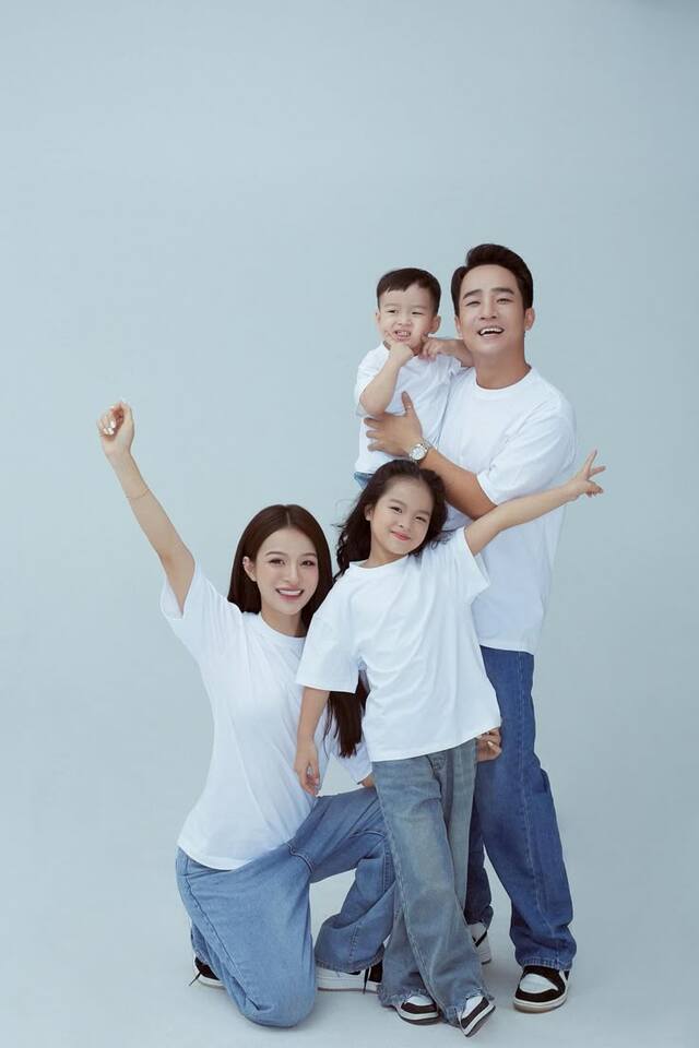 Hinh ảnh gia đình hạnh phúc tự nhiên, gần gũi