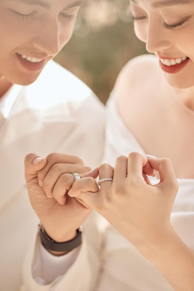 Ảnh couple đeo nhẫn, nắm tay, ôm nhau dễ thương