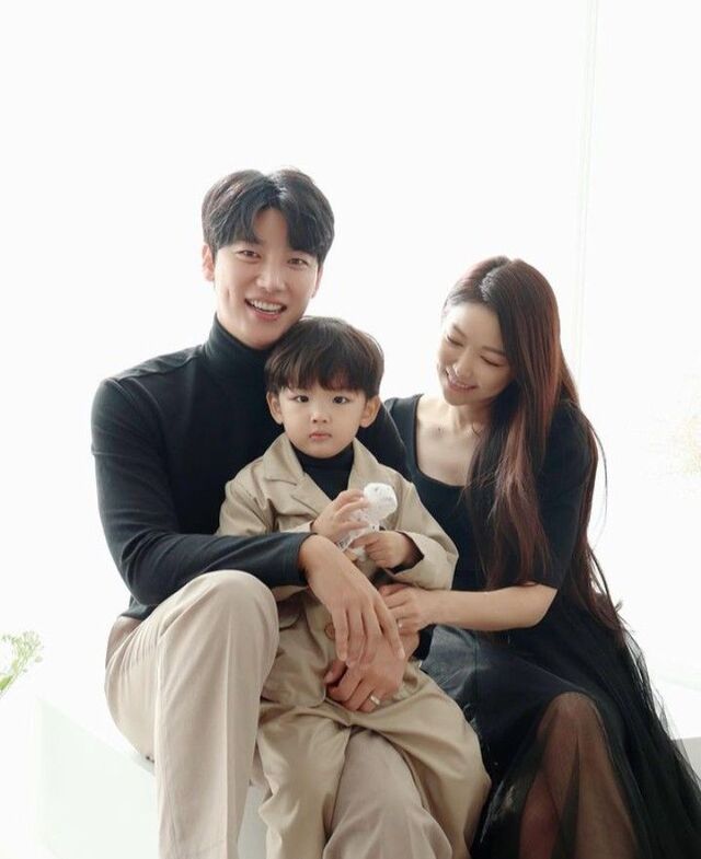 Ảnh gia đình đẹp cho gia đình 3 người bên nhau