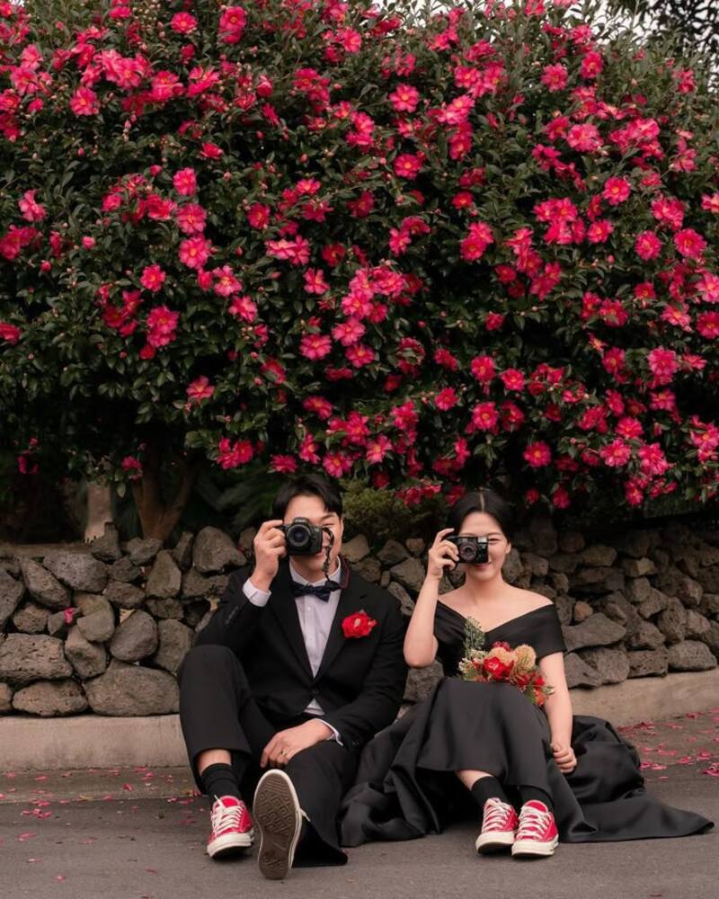 Tạo dáng chụp ảnh couple giấu mặt giống nhau