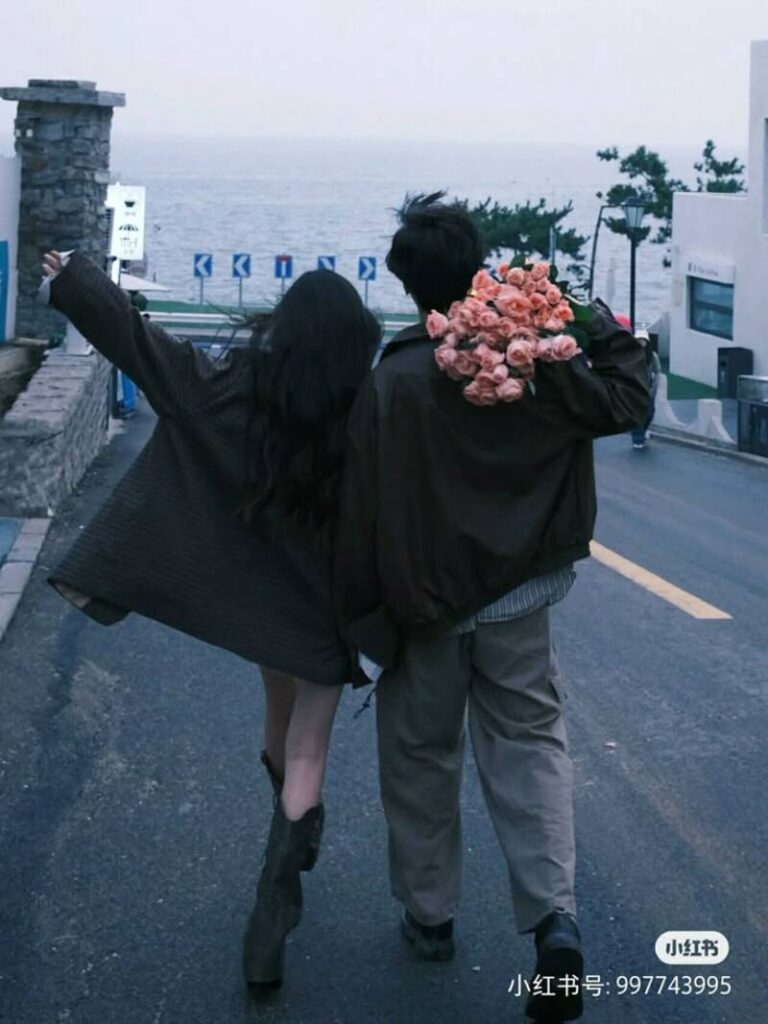 Chụp ảnh couple giấu mặt tựa vai nhau