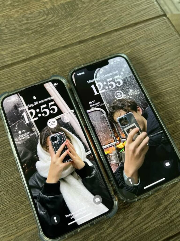 Chụp ảnh cặp đôi giấu mặt khi yêu xa