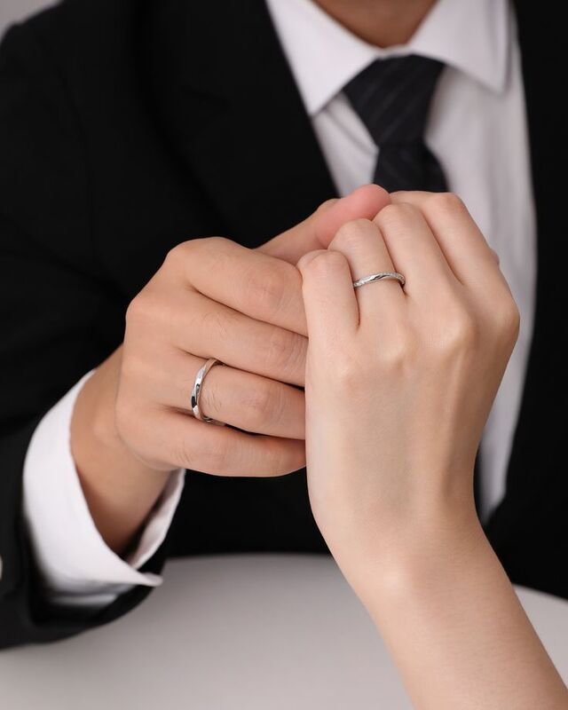Hình ảnh nắm tay đeo nhẫn cưới và ảnh vòng tay đôi đẹp