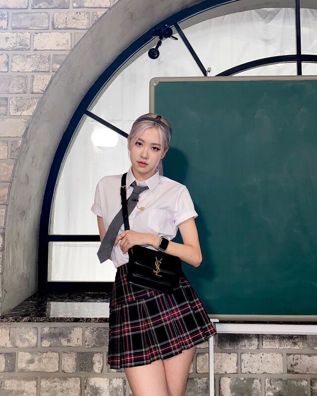Ảnh idol Hàn Quốc nữ tạo dáng tinh nghịch trong lớp học