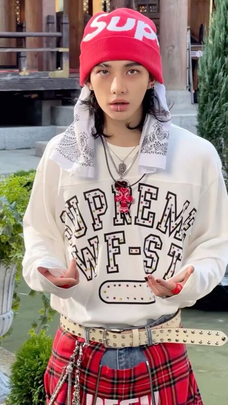 Ảnh idol nam phong cách unisex phá cách ấn tượng
