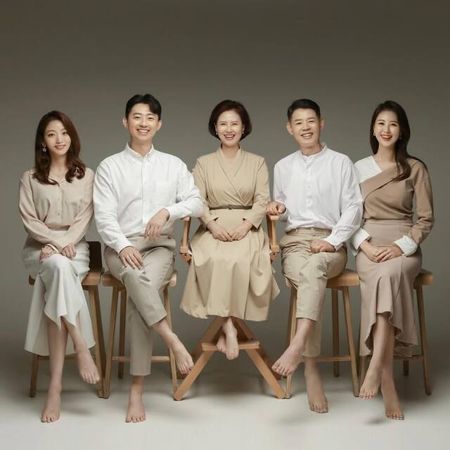 Ảnh gia đình phong cách tối giản theo tone màu riêng