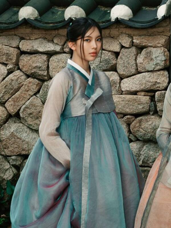Hình idol Kpop với outfit cổ trang Hàn Quốc độc đáo