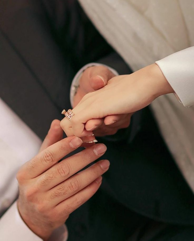 Ảnh cặp đôi yêu nhau nắm tay đeo nhẫn đôi ngày đính hôn