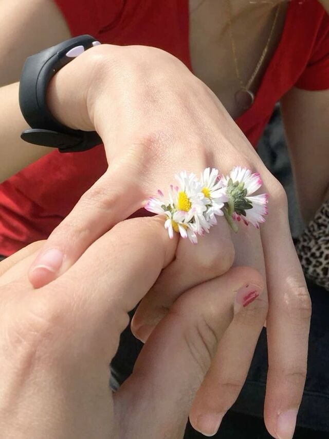 Chụp tay đôi đẹp với phụ kiện như vòng tay, nhẫn, hoa