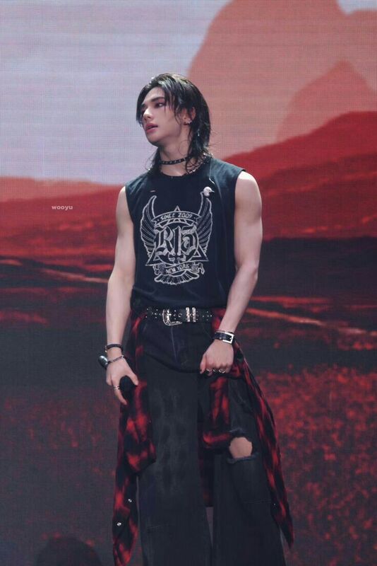 Hình ảnh idol nam phong cách unisex, cá tính