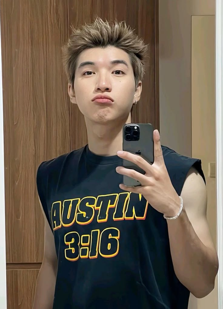 Hình nền điện thoại idol TikTok nam chuẩn visual